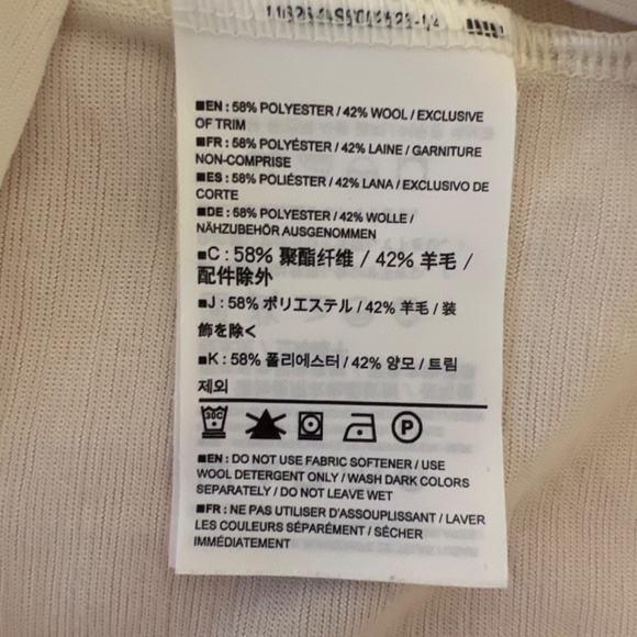 Women’s Arcteryx cream top - Picture 4 of 4